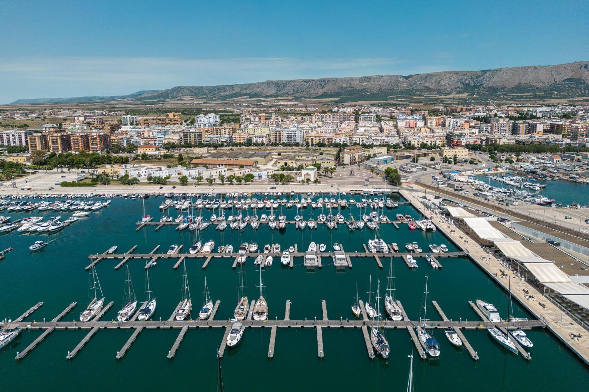 Marina Del Gargano Houseboat Hotel Manfredonia Buitenkant foto