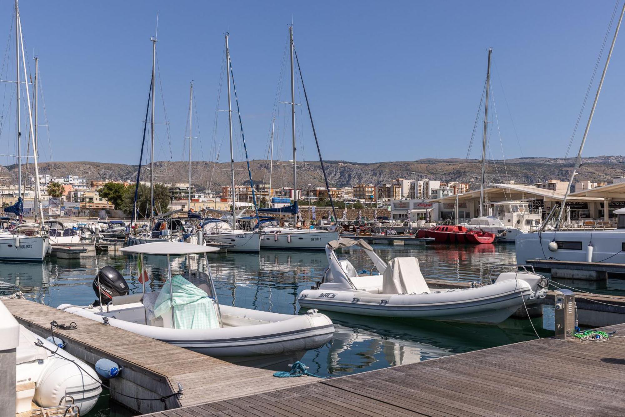 Marina Del Gargano Houseboat Hotel Manfredonia Buitenkant foto